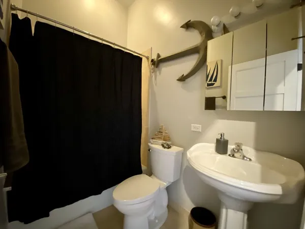 $3,700 | 744 North May Street, Unit 401, Chicago, IL 60642