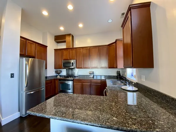 $3,700 | 744 North May Street, Unit 401, Chicago, IL 60642