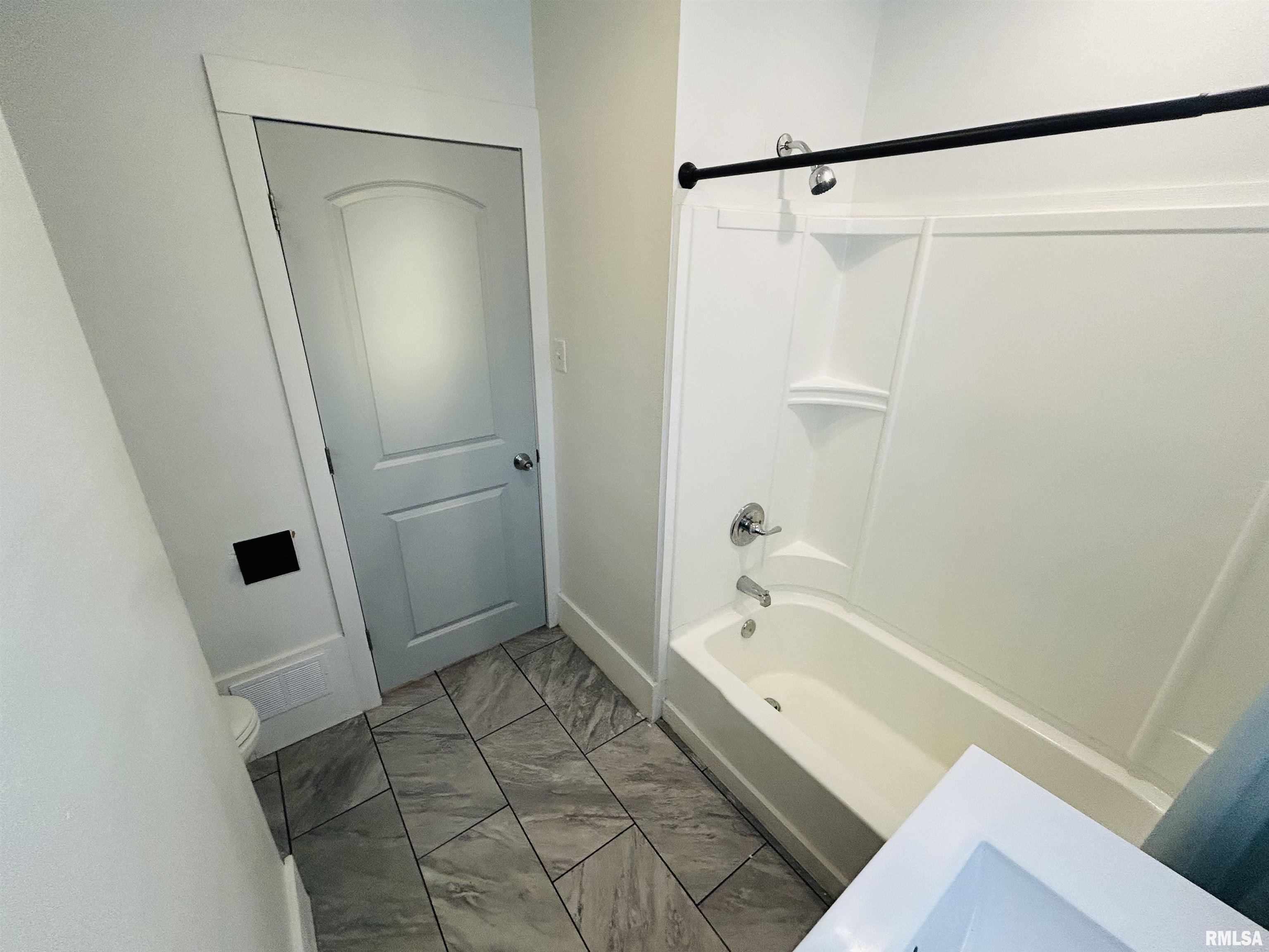 2401 Prospect Avenue Clinton, IA 52732 - Photo 11 of 26