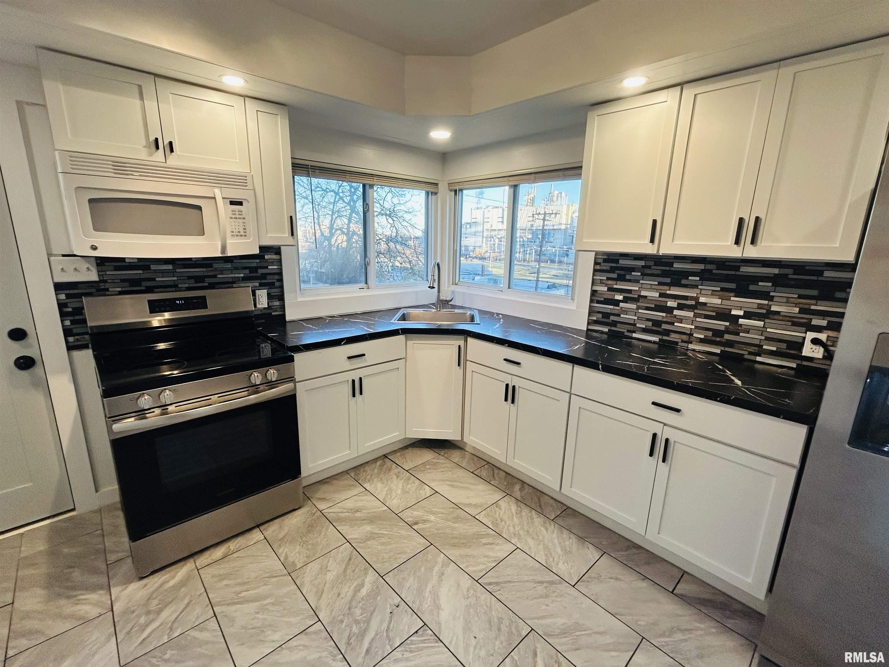 2401 Prospect Avenue Clinton, IA 52732 - Photo 3 of 26