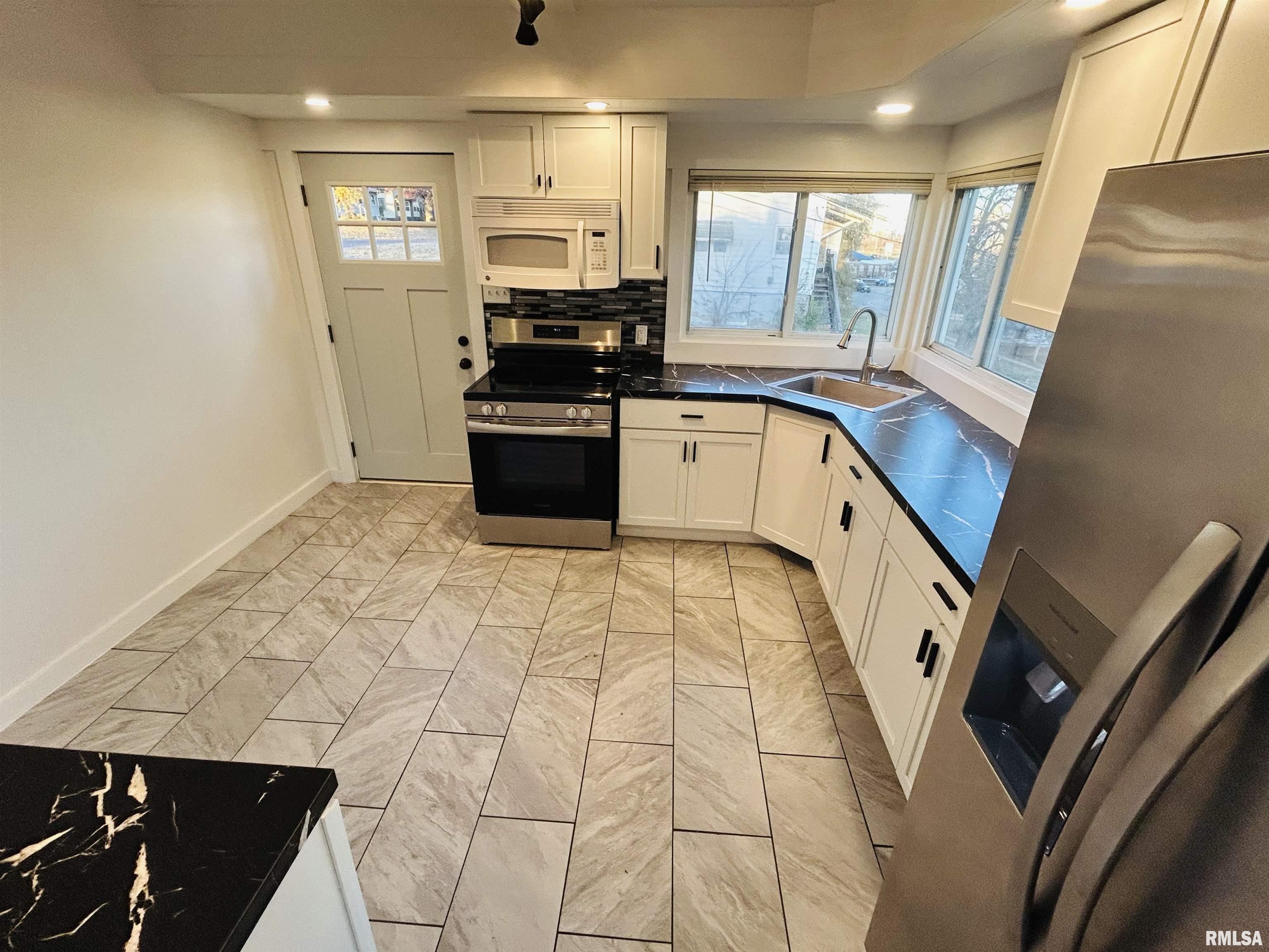 2401 Prospect Avenue Clinton, IA 52732 - Photo 4 of 26