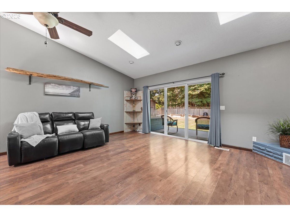 3213 Maple Place Forest Grove, OR 97116 - Photo 6 of 40 Living Room