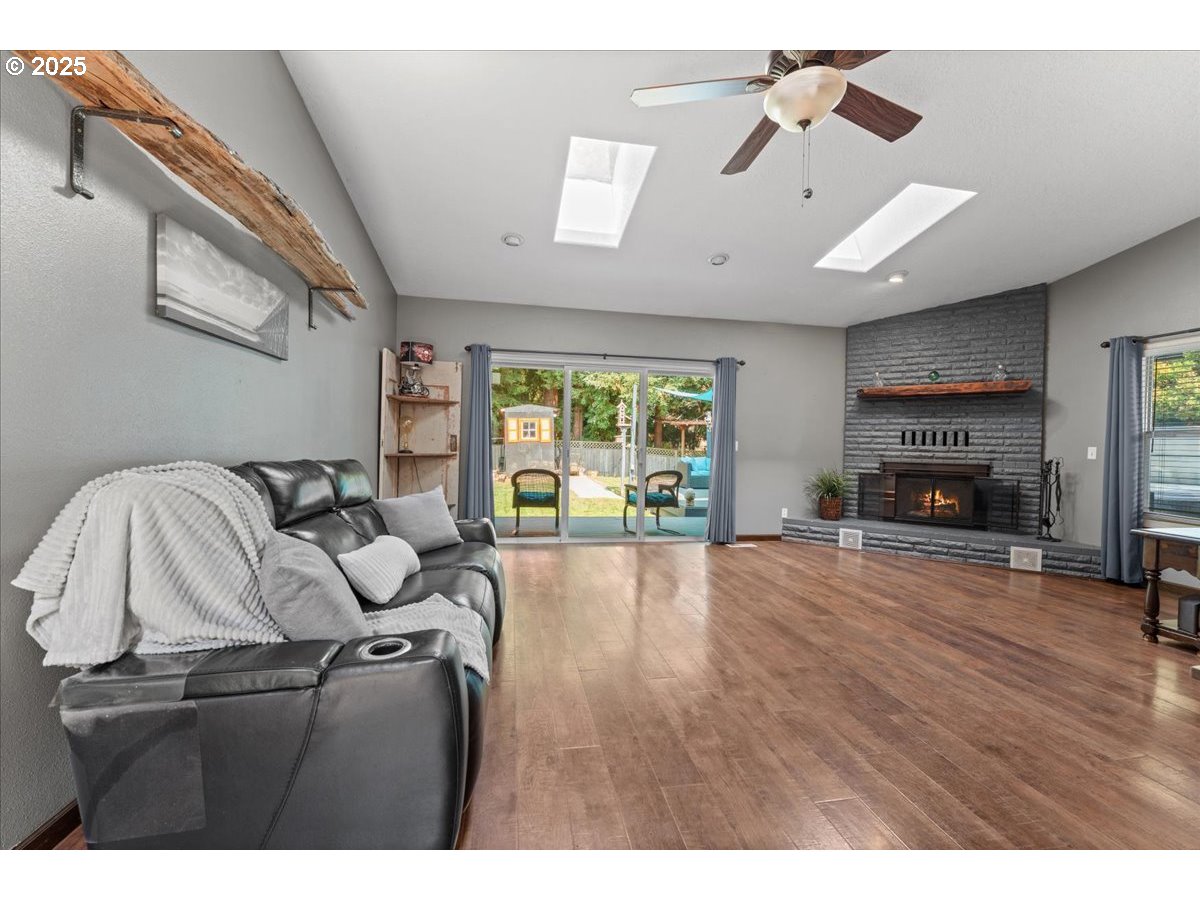 3213 Maple Place Forest Grove, OR 97116 - Photo 7 of 40 Living Room