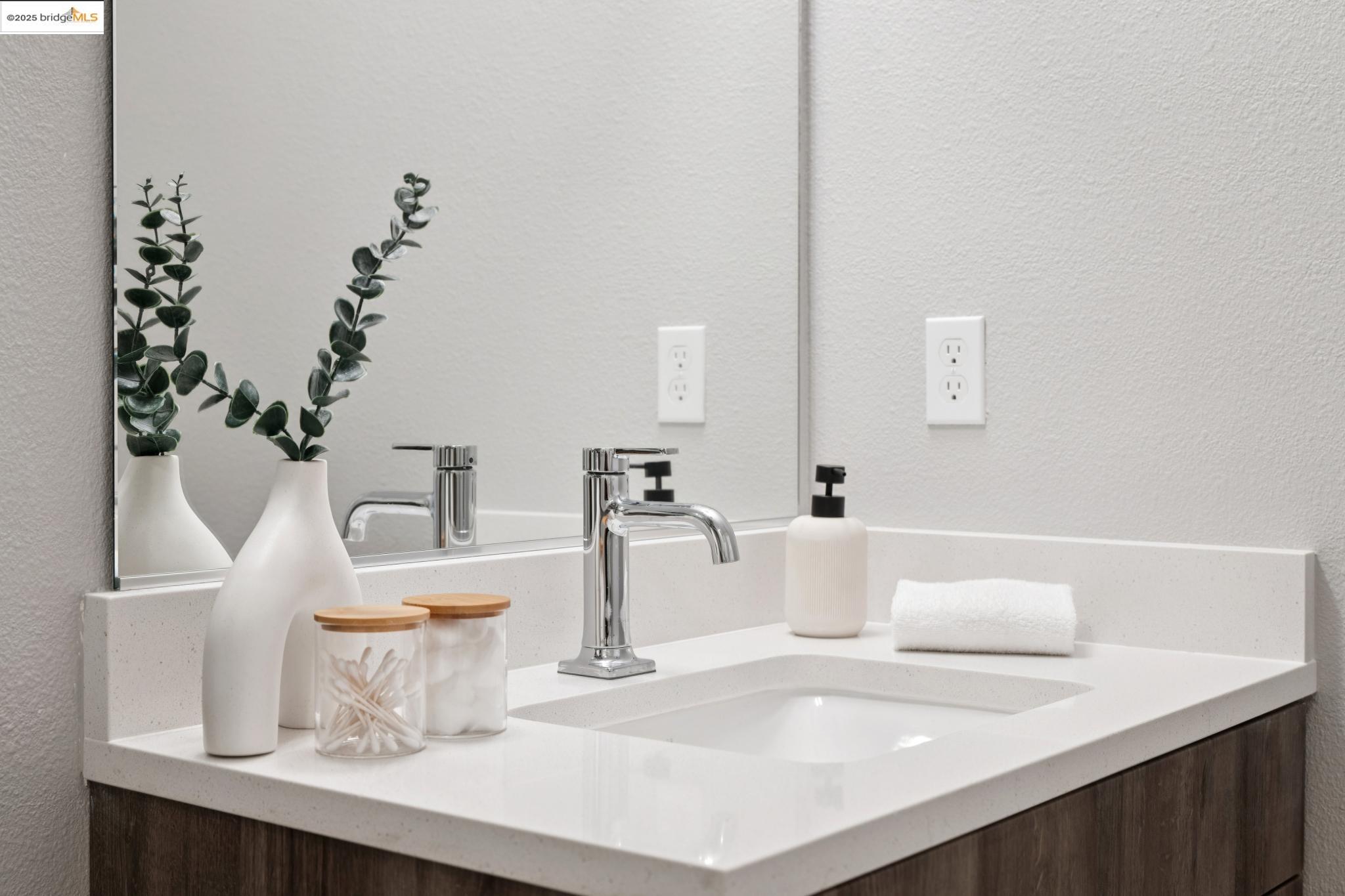 2400 Adeline Street, Unit 403 Oakland, CA 94607 - Photo 17 of 25 a dining room with table and chairs