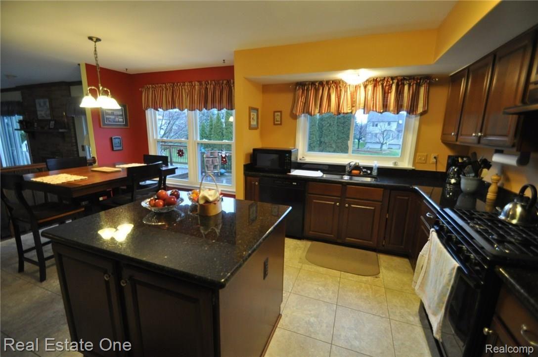 685 Essex Drive Rochester, MI 48307 - Photo 8 of 30 8.JPG