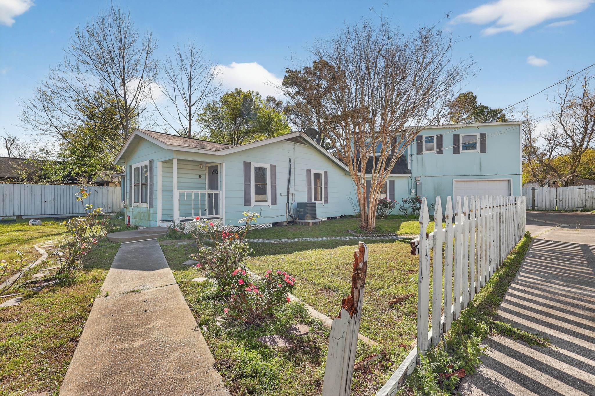712 East Peach Street Angleton, TX 77515 - Photo 1 of 44