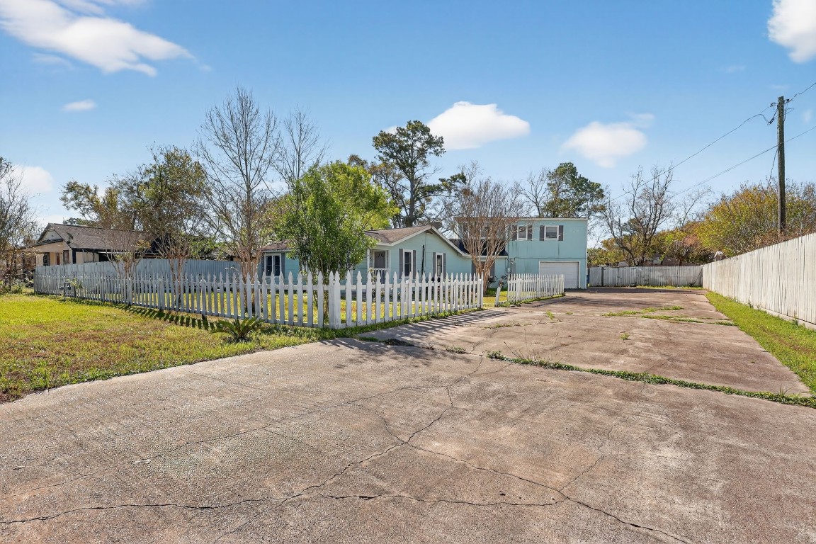 712 East Peach Street Angleton, TX 77515 - Photo 8 of 44