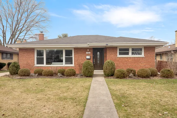 $600,000 | 702 West Lonnquist Boulevard, Mount Prospect, IL 60056