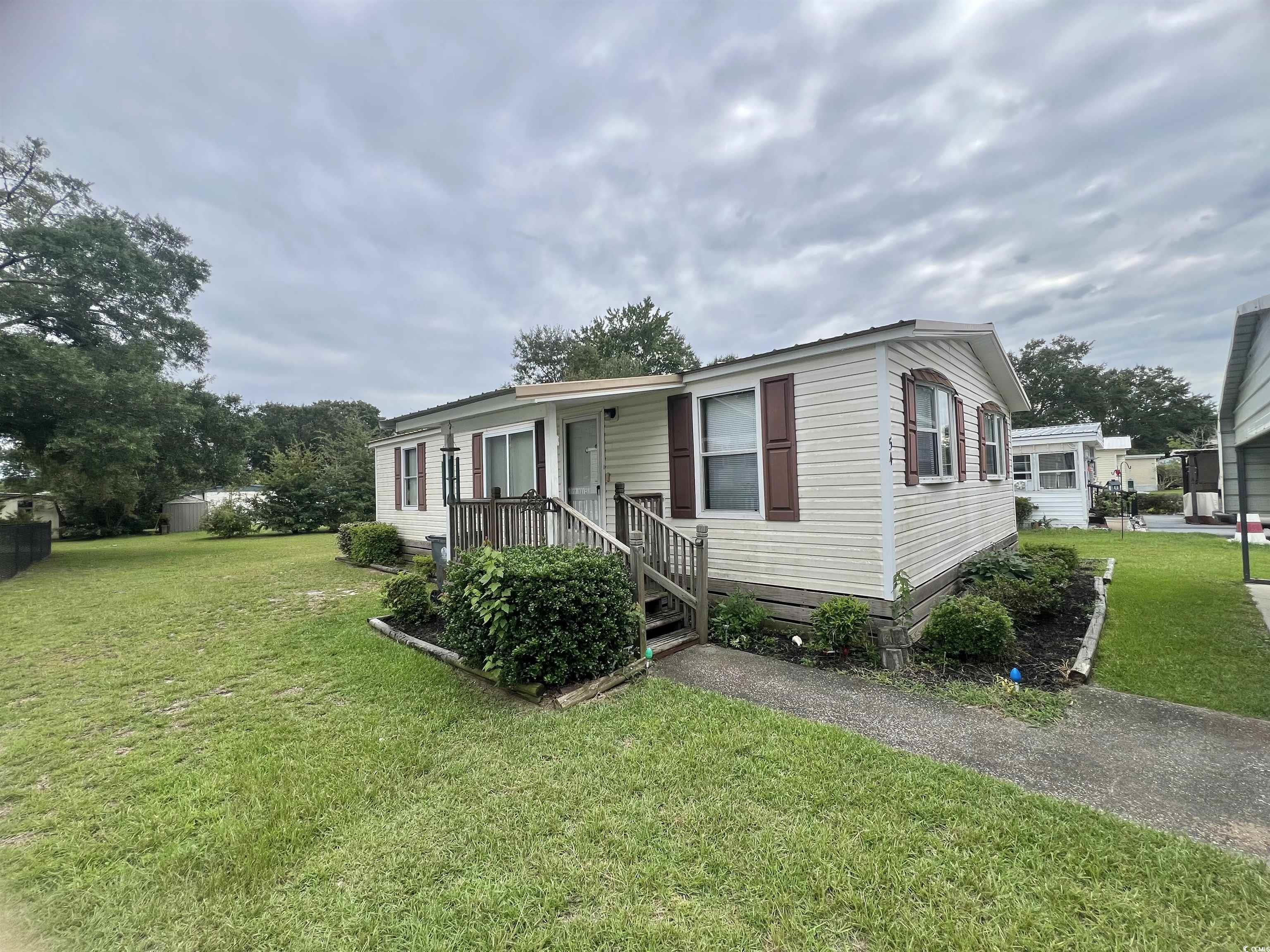 Manufactured / mobile home with a front lawn