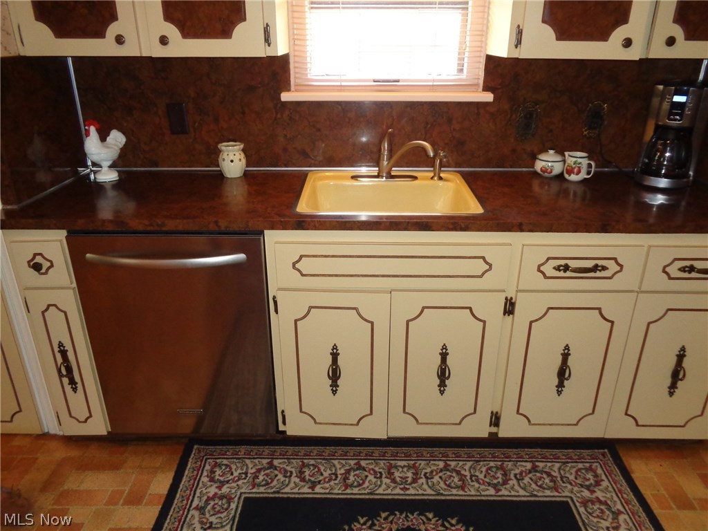 4806 Landchester Road Cleveland, OH 44109 - Photo 27 of 35 Gallery Image 27