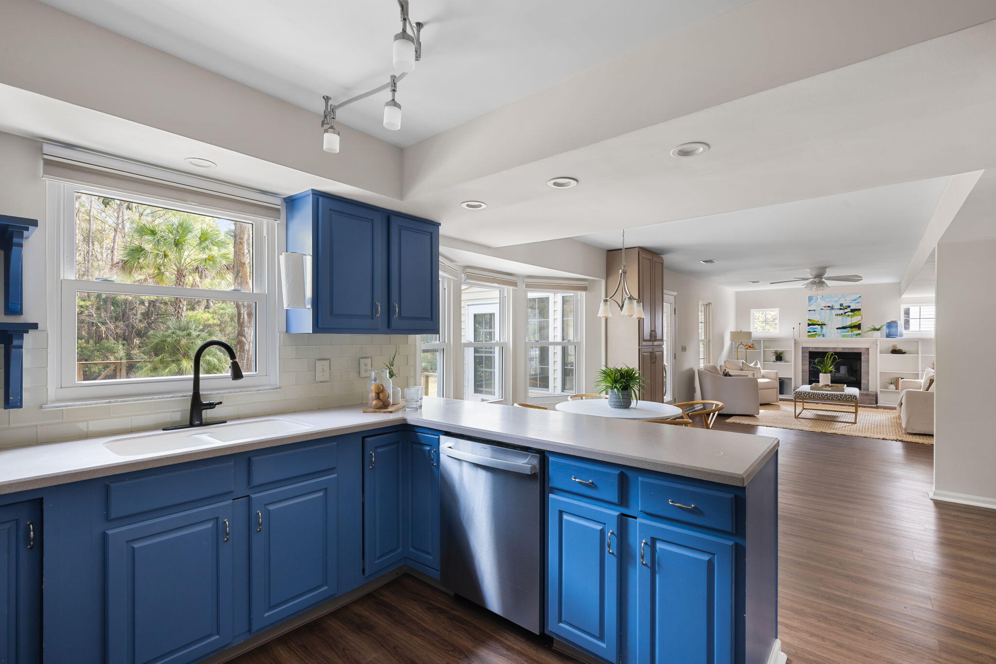 1490 Diamond Boulevard Mount Pleasant, SC 29466 - Photo 6 of 23 Kitchen