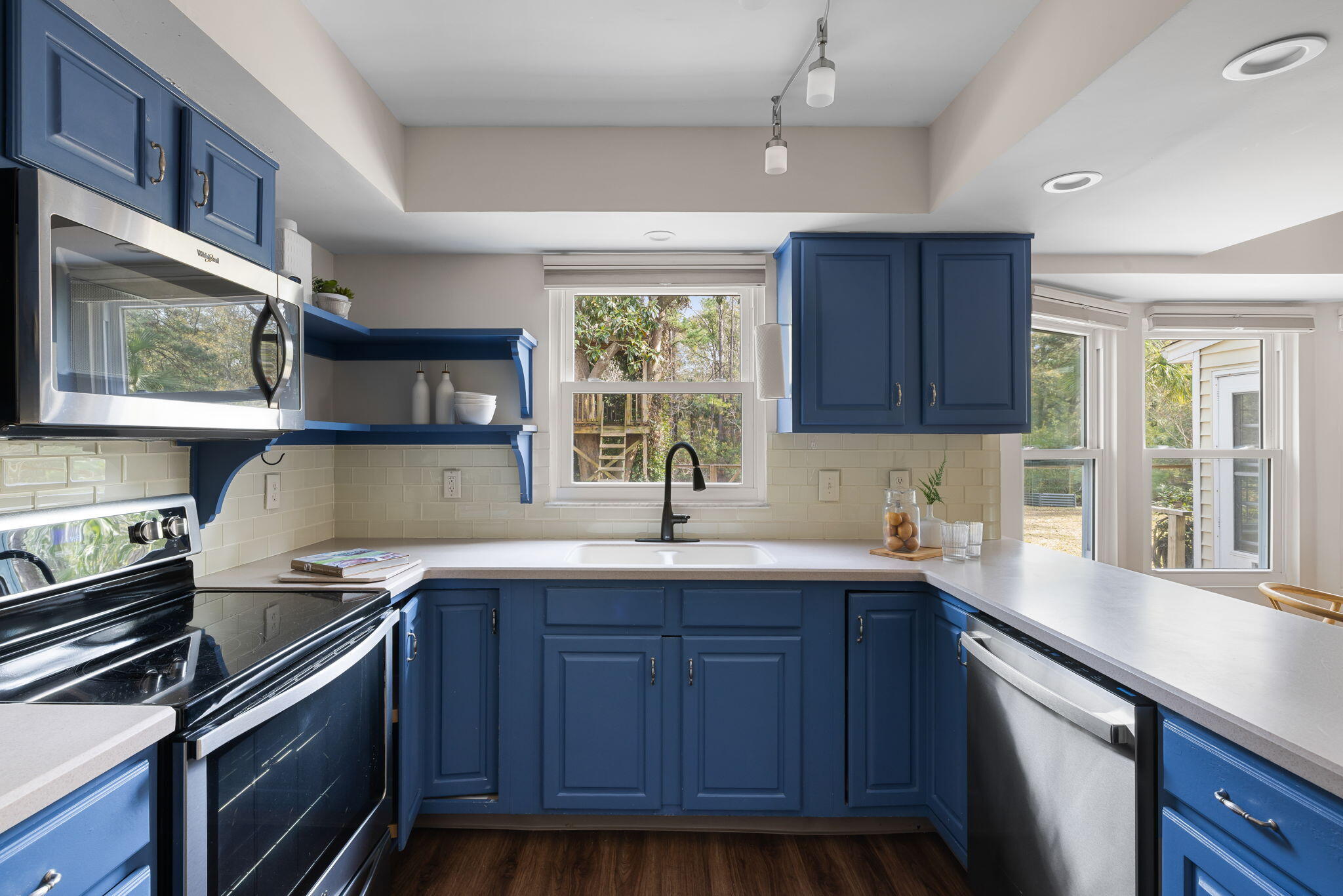 1490 Diamond Boulevard Mount Pleasant, SC 29466 - Photo 7 of 23 Kitchen