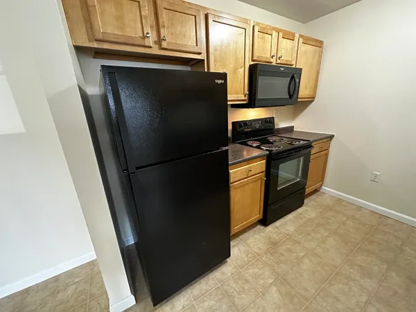 $1,961 | 20 Sentinel Court, Unit 210, Manchester, NH 03103