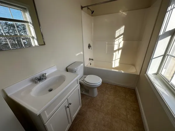 $1,961 | 20 Sentinel Court, Unit 210, Manchester, NH 03103
