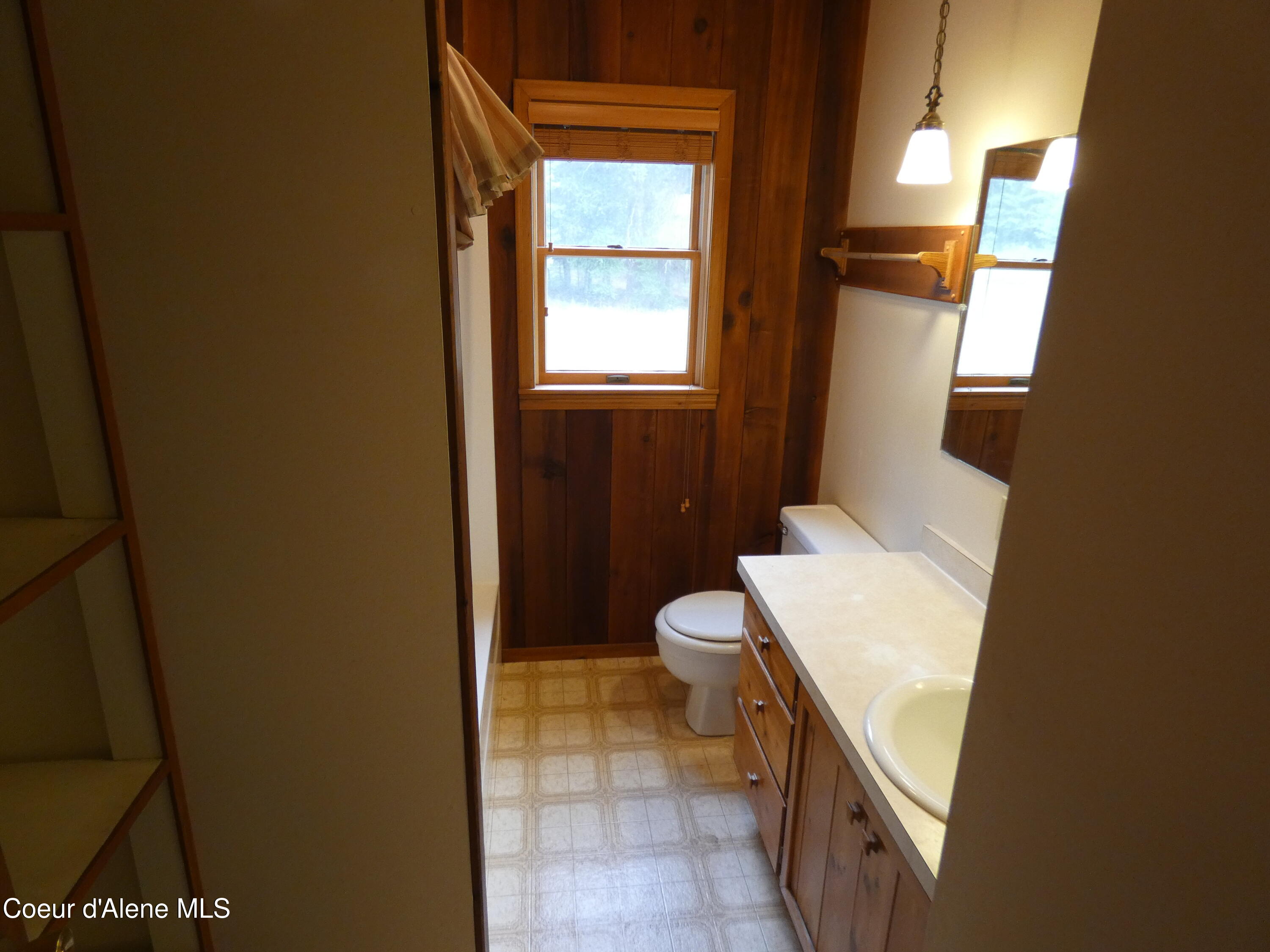 366 Yukon Road Bonners Ferry, ID 83805 - Photo 11 of 42 Main Bathroom