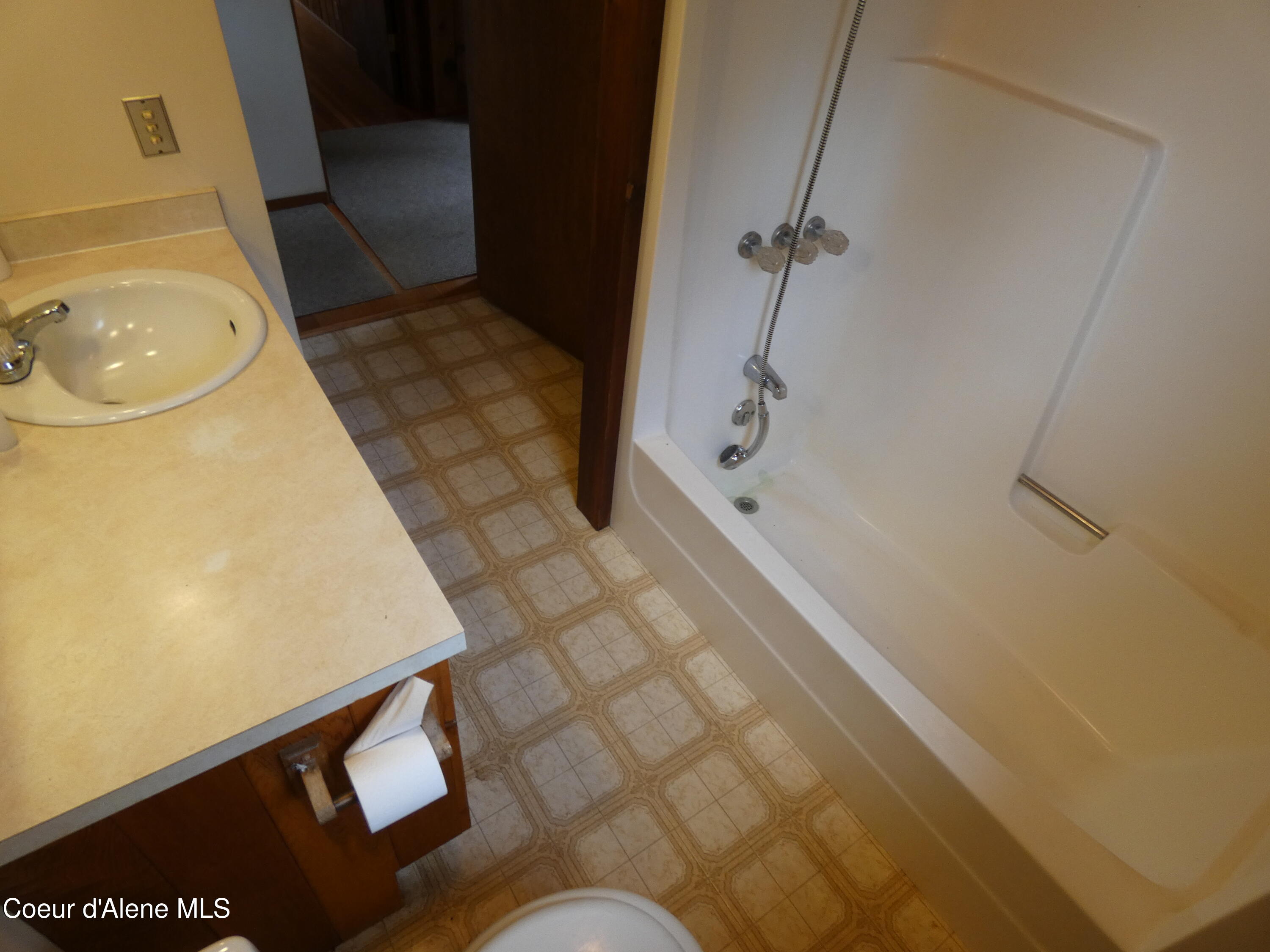 366 Yukon Road Bonners Ferry, ID 83805 - Photo 12 of 42 Main Bathroom