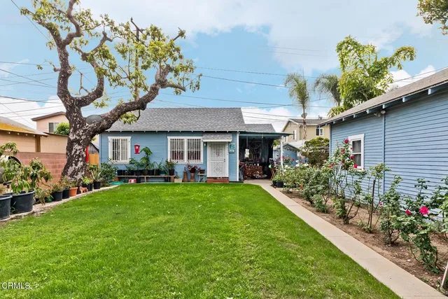 a view of a yard in front of a house