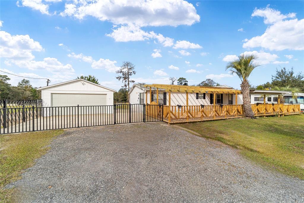 5150 Southeast 117th Avenue Morriston, FL 32668 - Photo 5 of 63 a view of a house with a yard