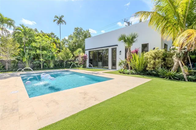 a view of outdoor space yard and porch