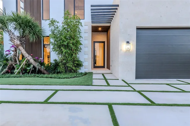 a small garden in the backyard of a house