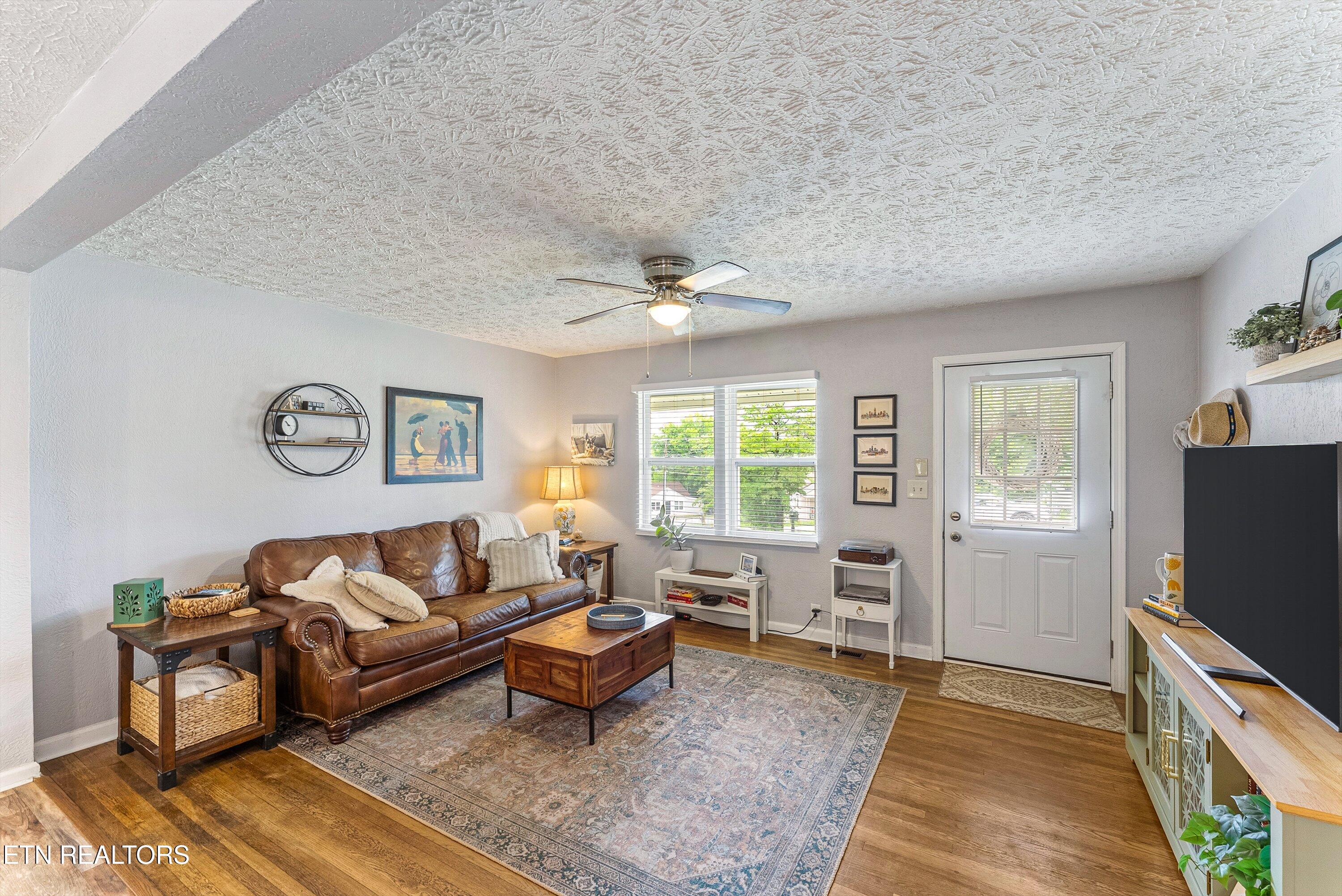 4321 High School Road Knoxville, TN 37912 - Photo 10 of 39 11-Living A2