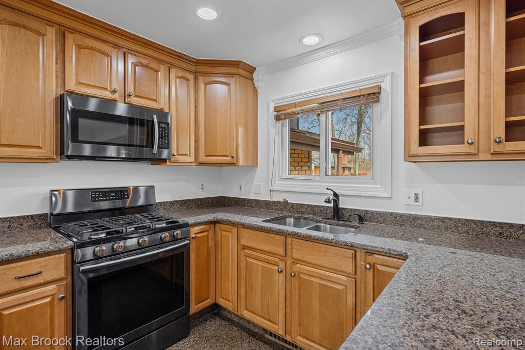 32036 Red Clover Road Farmington Hills, MI 48334 - Photo 16 of 44
