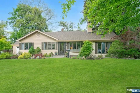 $899,000 | 28 Pitcairn Avenue, Ho-Ho-Kus, NJ 07423