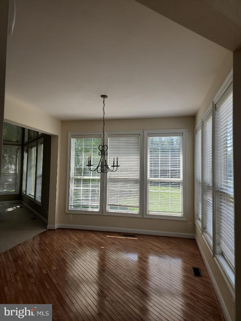 43417 Cedar Place Chantilly, VA 20152 - Photo 5 of 24 Bright and airy sunlit space.