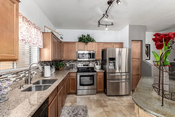 $2,800 | 2250 East Deer Valley Drive, Unit 15, Phoenix, AZ 85024