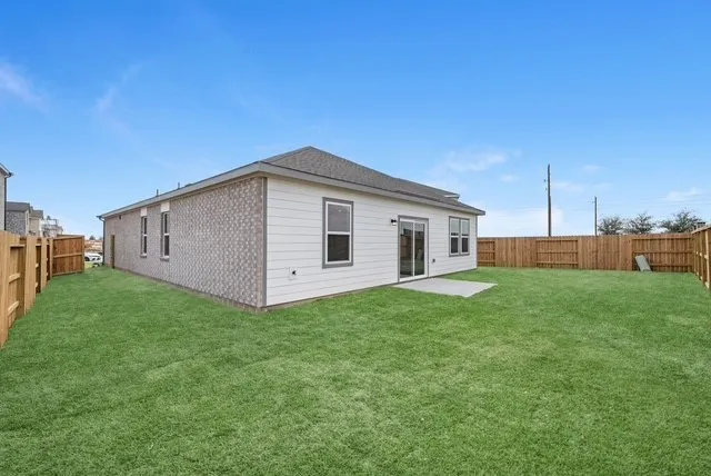 a view of a house with backyard