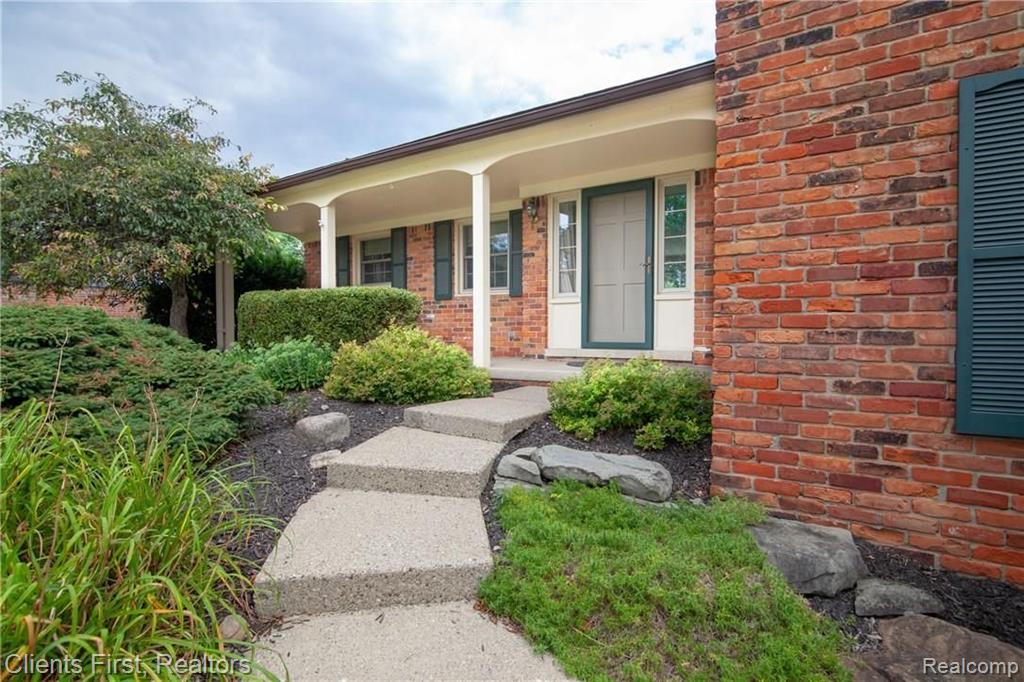 25236 Hopkins Road Farmington Hills, MI 48335 - Photo 2 of 53