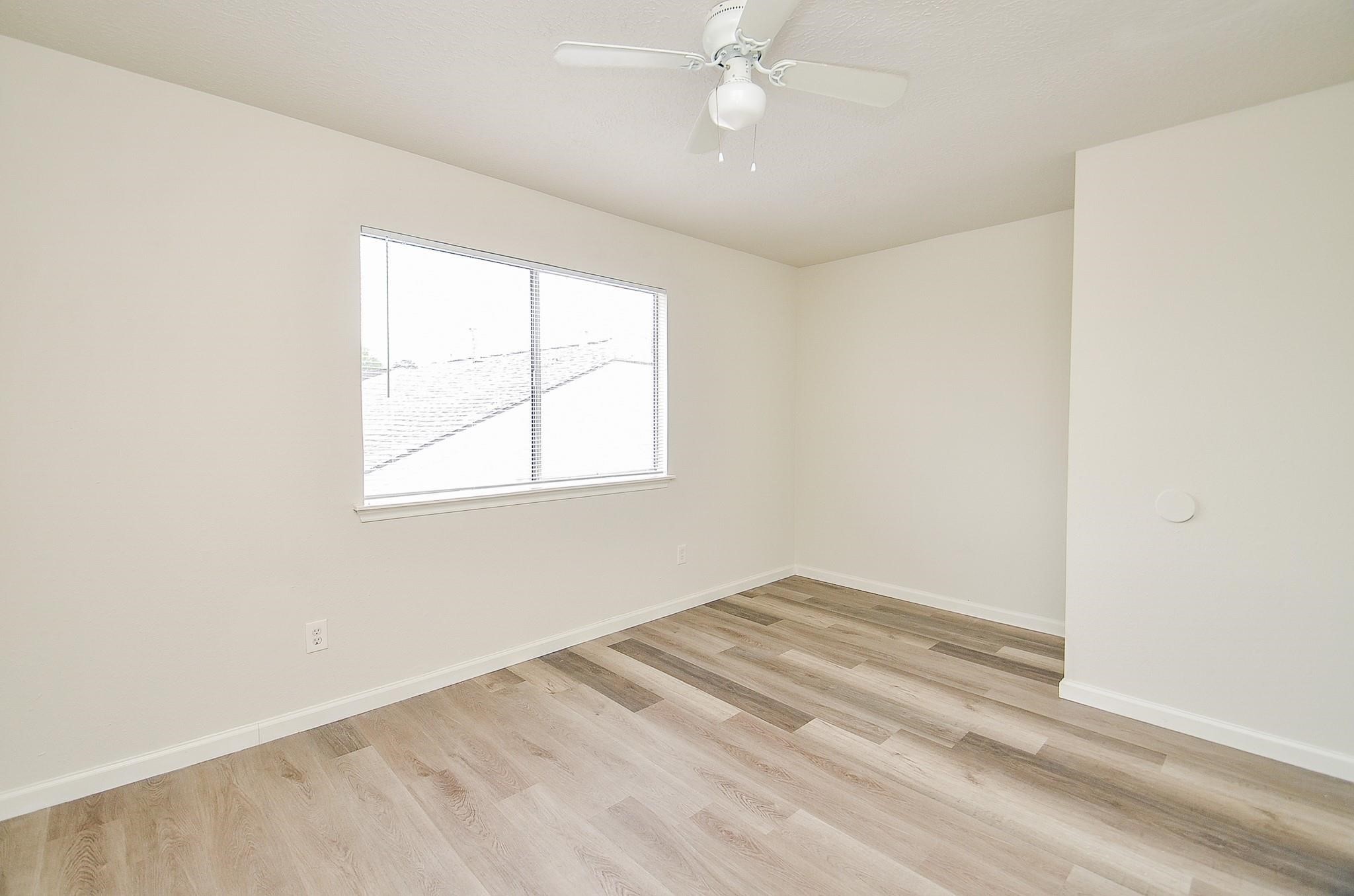 11818 Spring Grove Drive Houston, TX 77099 - Photo 15 of 18 an empty room with a window