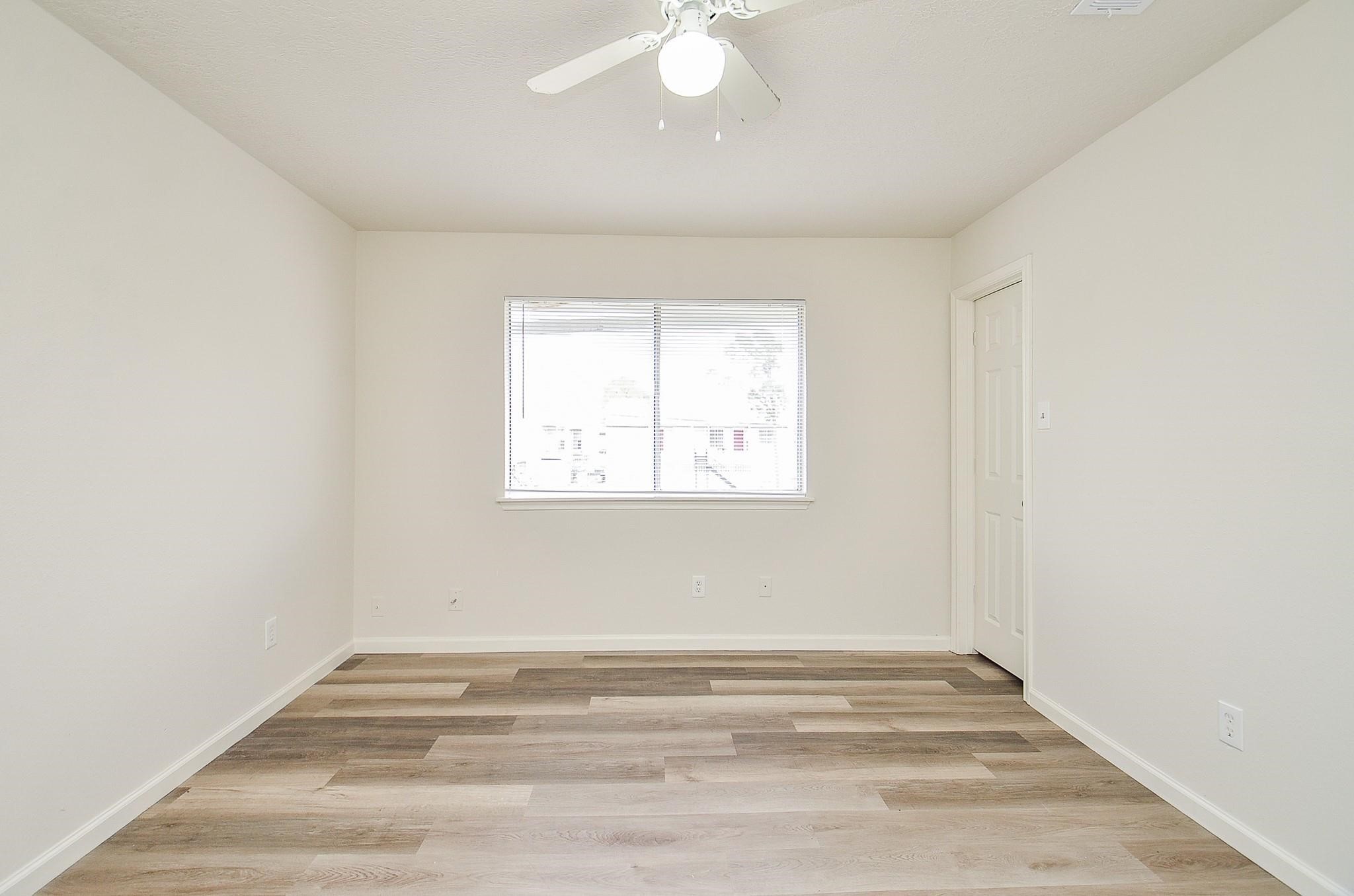 11818 Spring Grove Drive Houston, TX 77099 - Photo 17 of 18 an empty room with a window