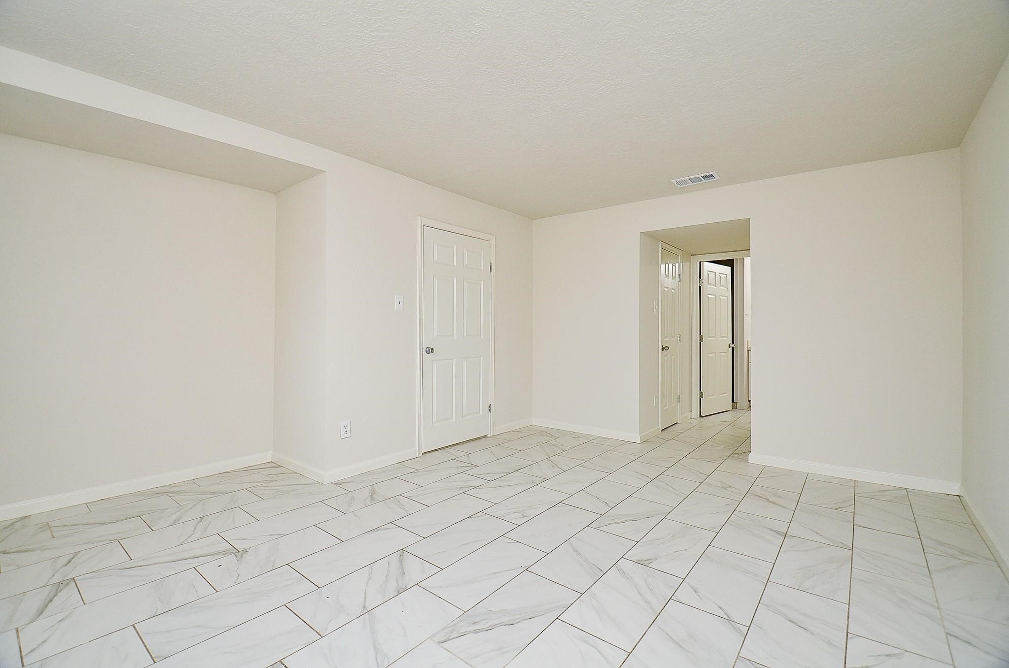 11818 Spring Grove Drive Houston, TX 77099 - Photo 9 of 18 a view of an empty room
