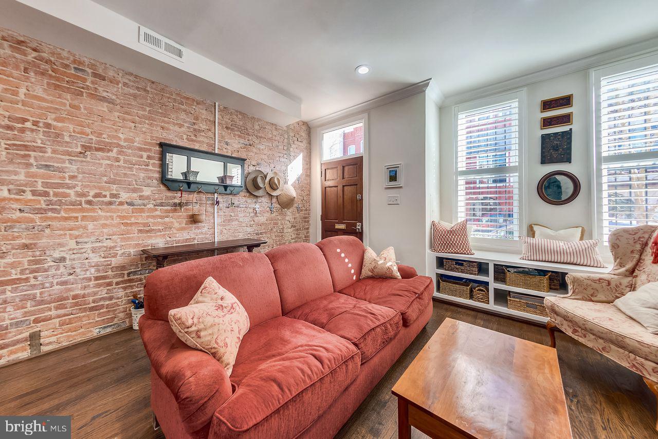 650 Acker Place Northeast Washington, DC 20002 - Photo 3 of 37 Custom built in window seat/storage