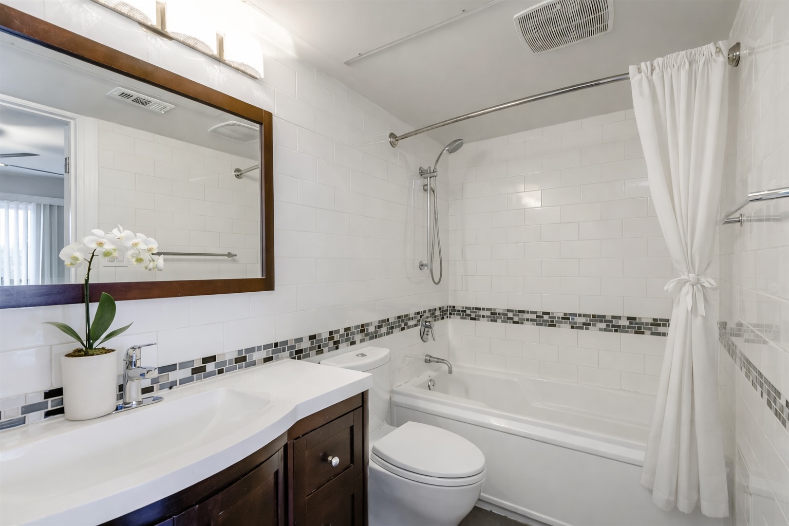 3110 Red River Street, Unit 220 Austin, TX 78705 - Photo 4 of 7 a bathroom with a sink a toilet and a bathtub