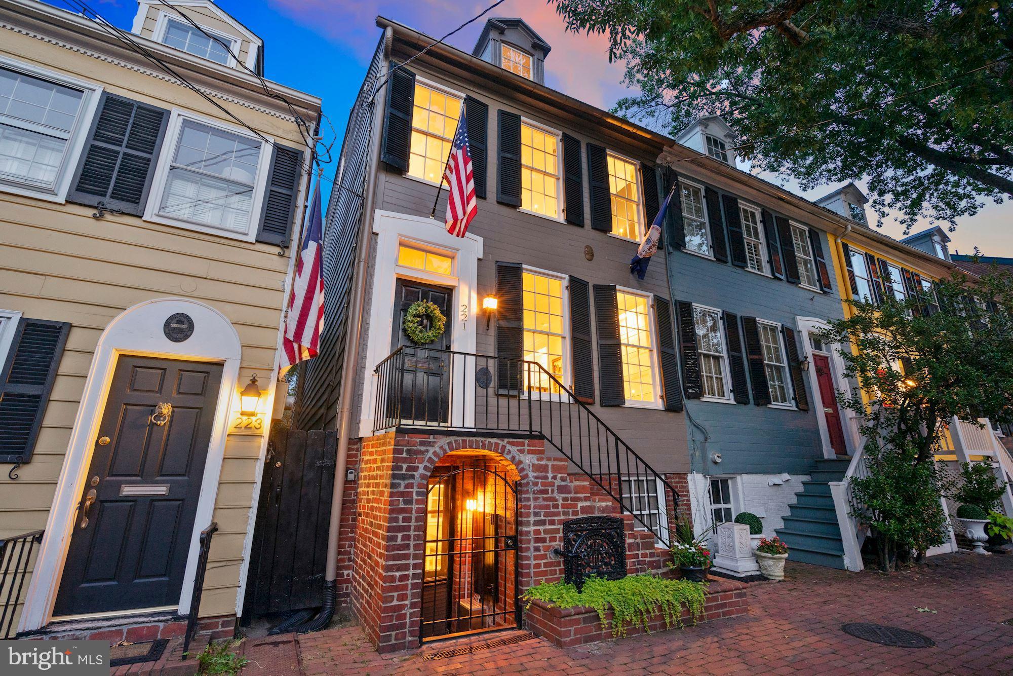 221 North Pitt Street, Alexandria, VA 22314 Compass