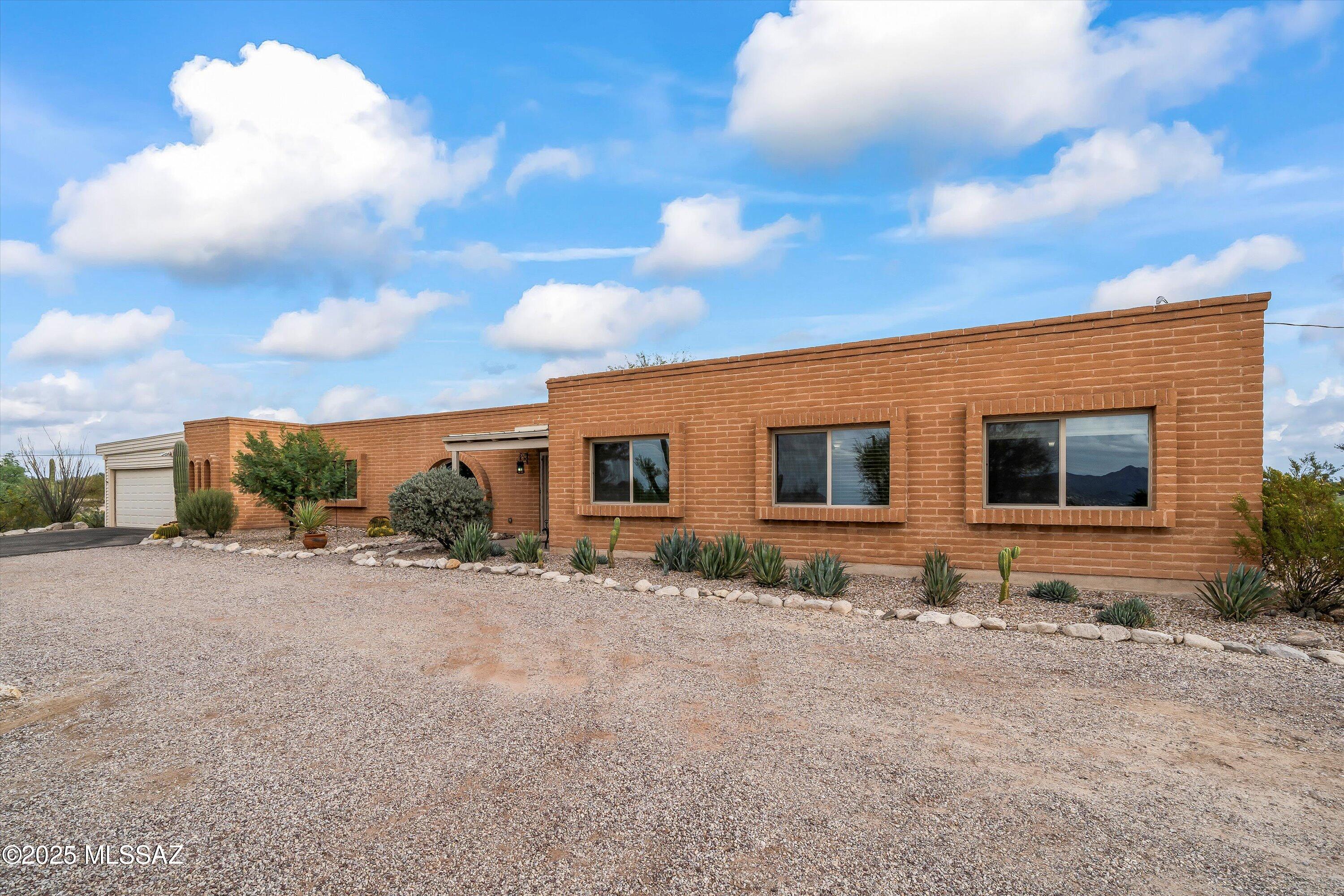 1601 West Sunset Road Tucson, AZ 85704 - Photo 2 of 47 02-Front of Home