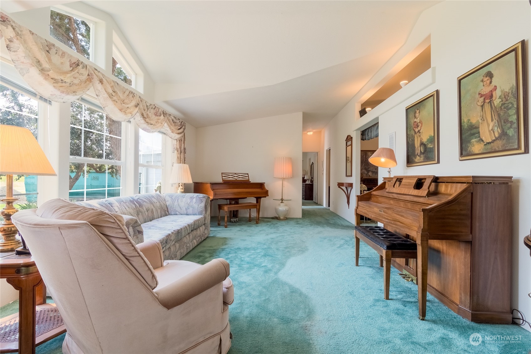 1444 Stovall Road Walla Walla, WA 99362 - Photo 8 of 27 a living room with furniture and a piano