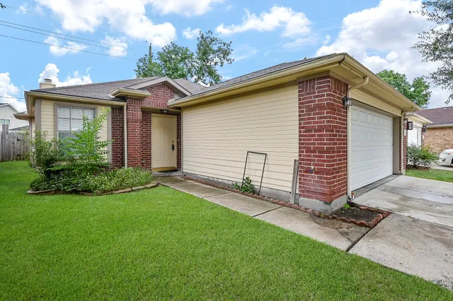 a front view of house with yard