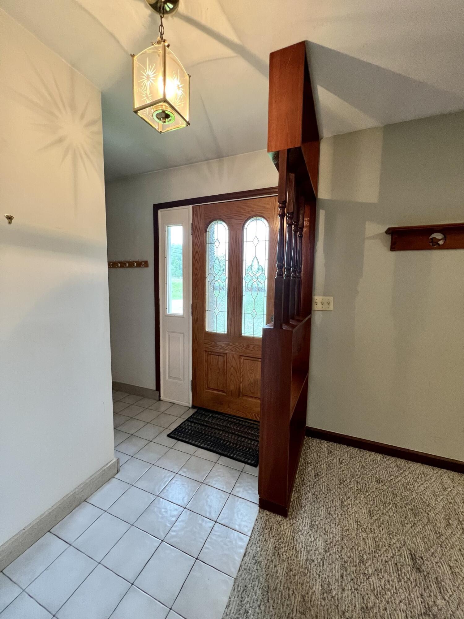 990 Spring Street Lancaster, OH 43130 - Photo 2 of 20 Entryway