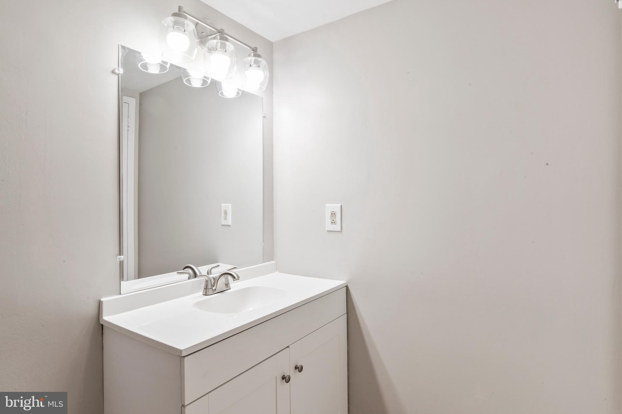 1422 Northgate Square, Unit 12B Reston, VA 20190 - Photo 15 of 36 Primary Bathroom