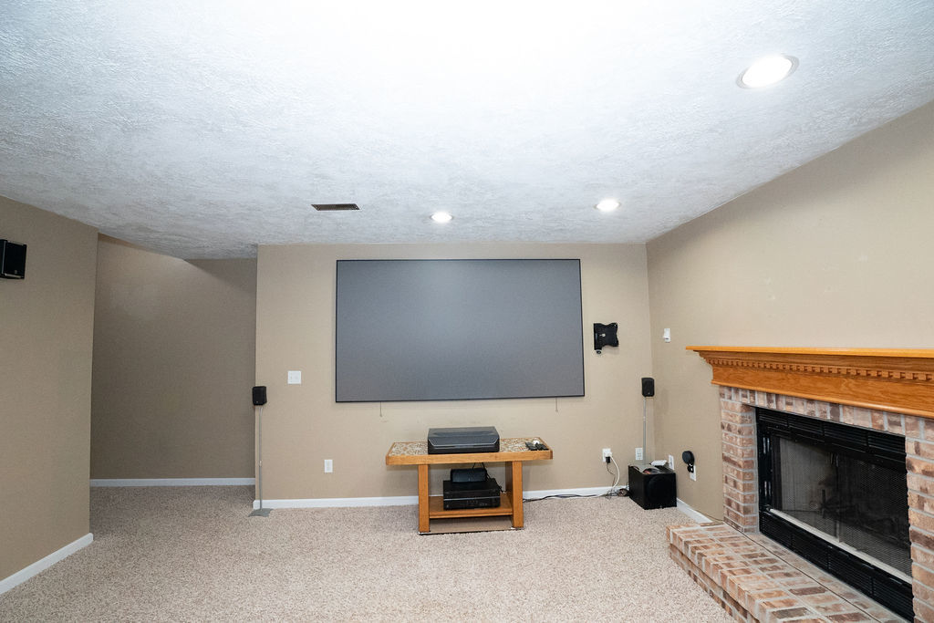 1708 Royal Pointe Drive Bloomington, IL 61704 - Photo 28 of 48 a living room with furniture