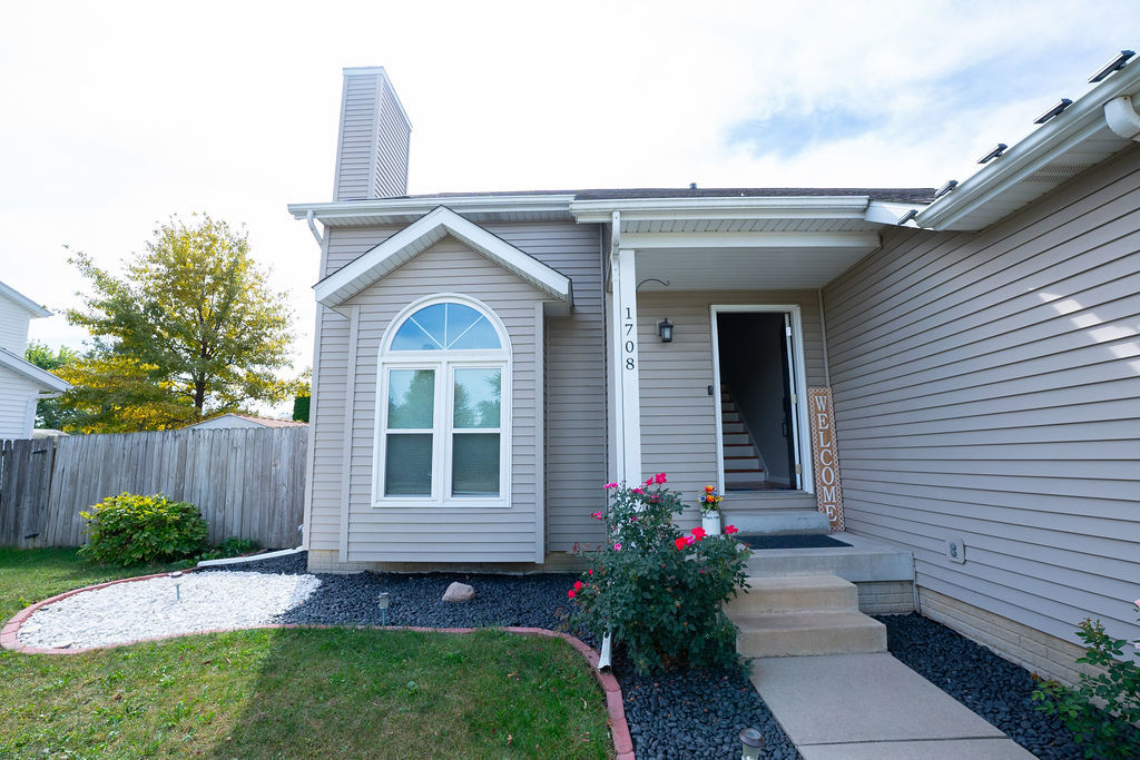 1708 Royal Pointe Drive Bloomington, IL 61704 - Photo 45 of 48 a front view of a house with a garden