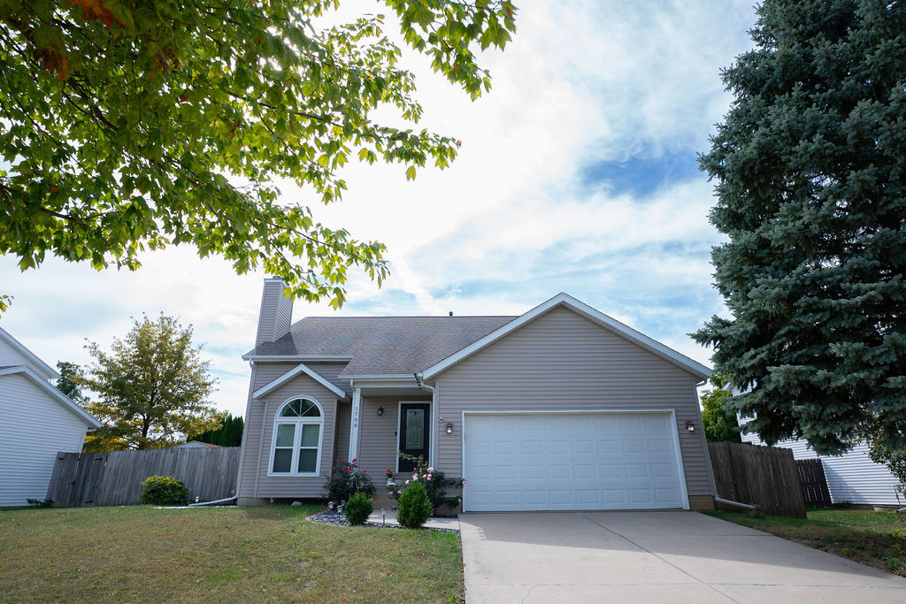 1708 Royal Pointe Drive Bloomington, IL 61704 - Photo 46 of 48 a front view of house with yard and trees