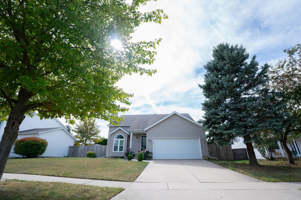 1708 Royal Pointe Drive Bloomington, IL 61704 - Photo 47 of 48 a front view of a house with a garden