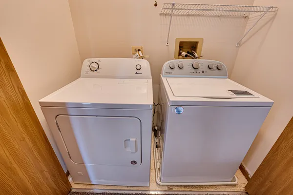 $2,200 | 196 Park Ridge Lane, Aurora, IL 60504
