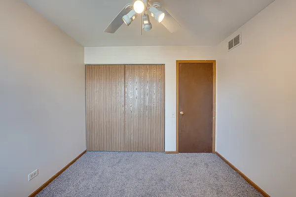 $2,200 | 196 Park Ridge Lane, Aurora, IL 60504