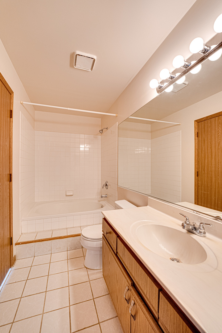 196 Park Ridge Lane Aurora, IL 60504 - Photo 16 of 19