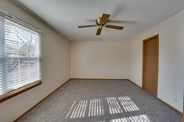 $2,200 | 196 Park Ridge Lane, Aurora, IL 60504
